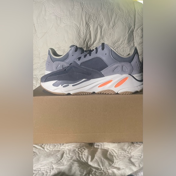 Yeezy Boost 700 - Picture 2 of 2